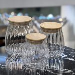 ست بانکه شیشه‌ای شیاردار خمره ای با درب چوبی (۳ عددی)